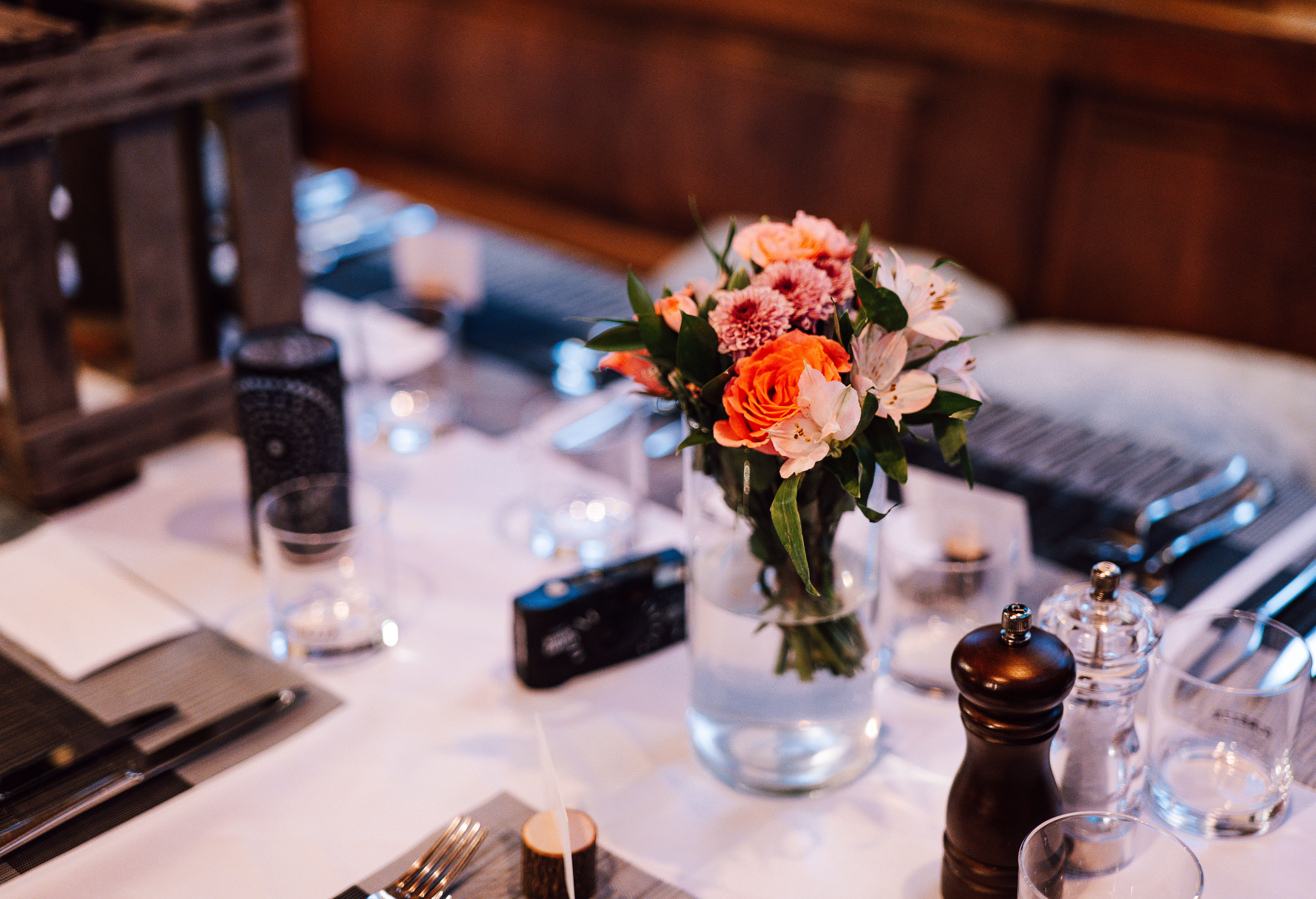 Dinner Hochzeitsreportage, reich geschmückter Tisch