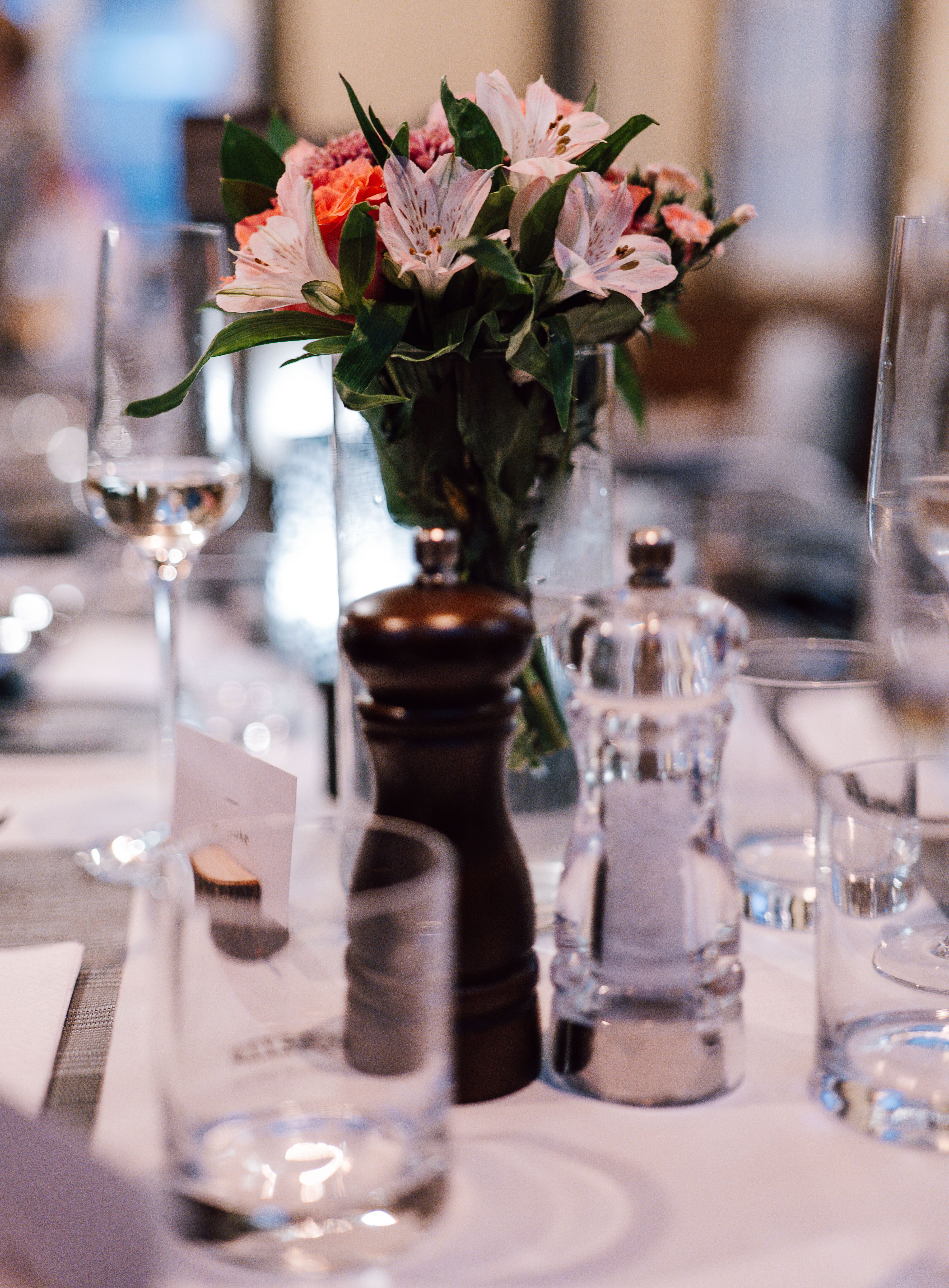 Dinner Hochzeitsreportage, reich geschmückter Tisch