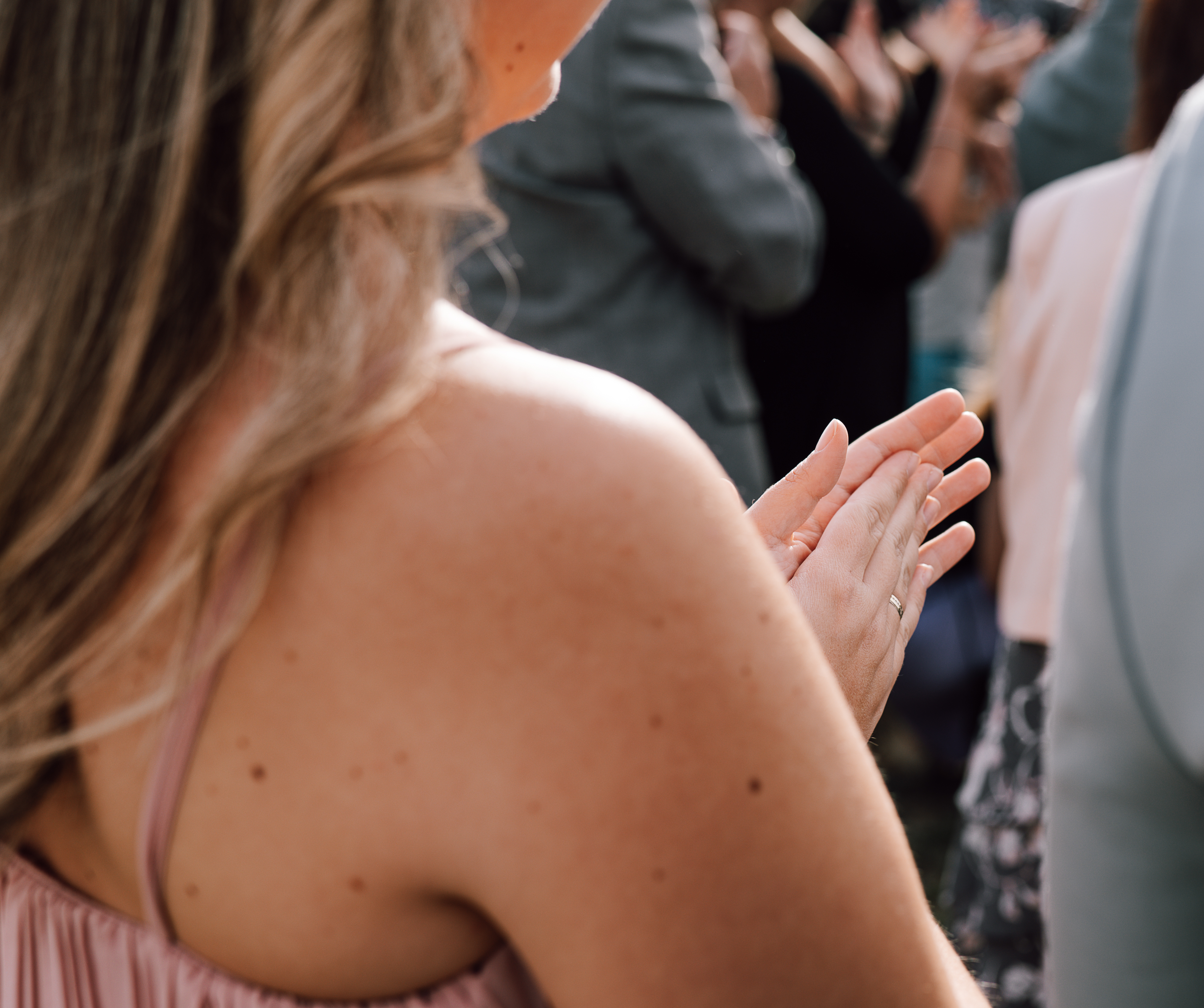 klatschende Frau im Publikum Hochzeitsreportage Rheinland-Pfalz