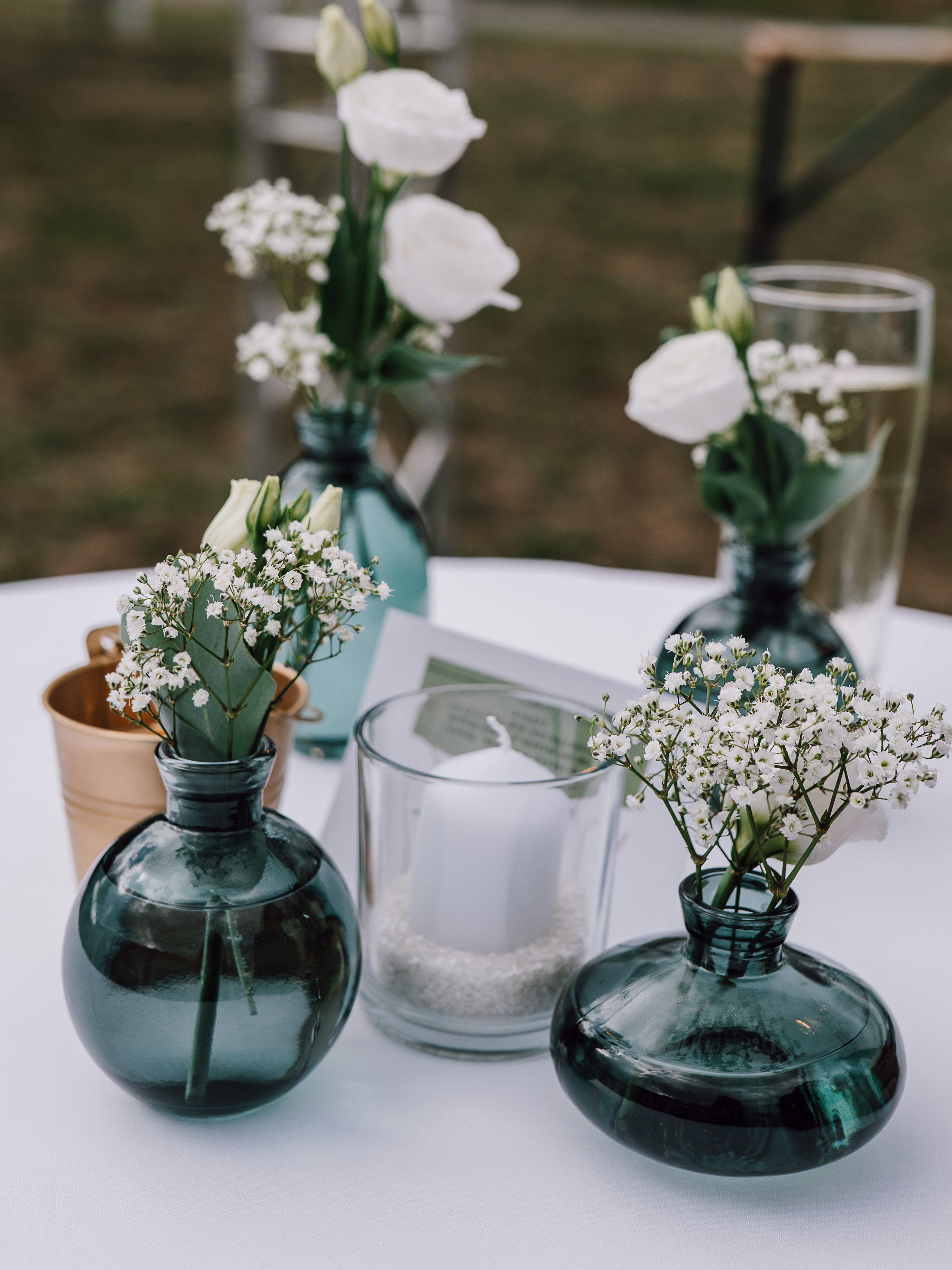 Tischdeko auf der Hochzeit mit Blumen und Kerzen, Hochzeitsreportage