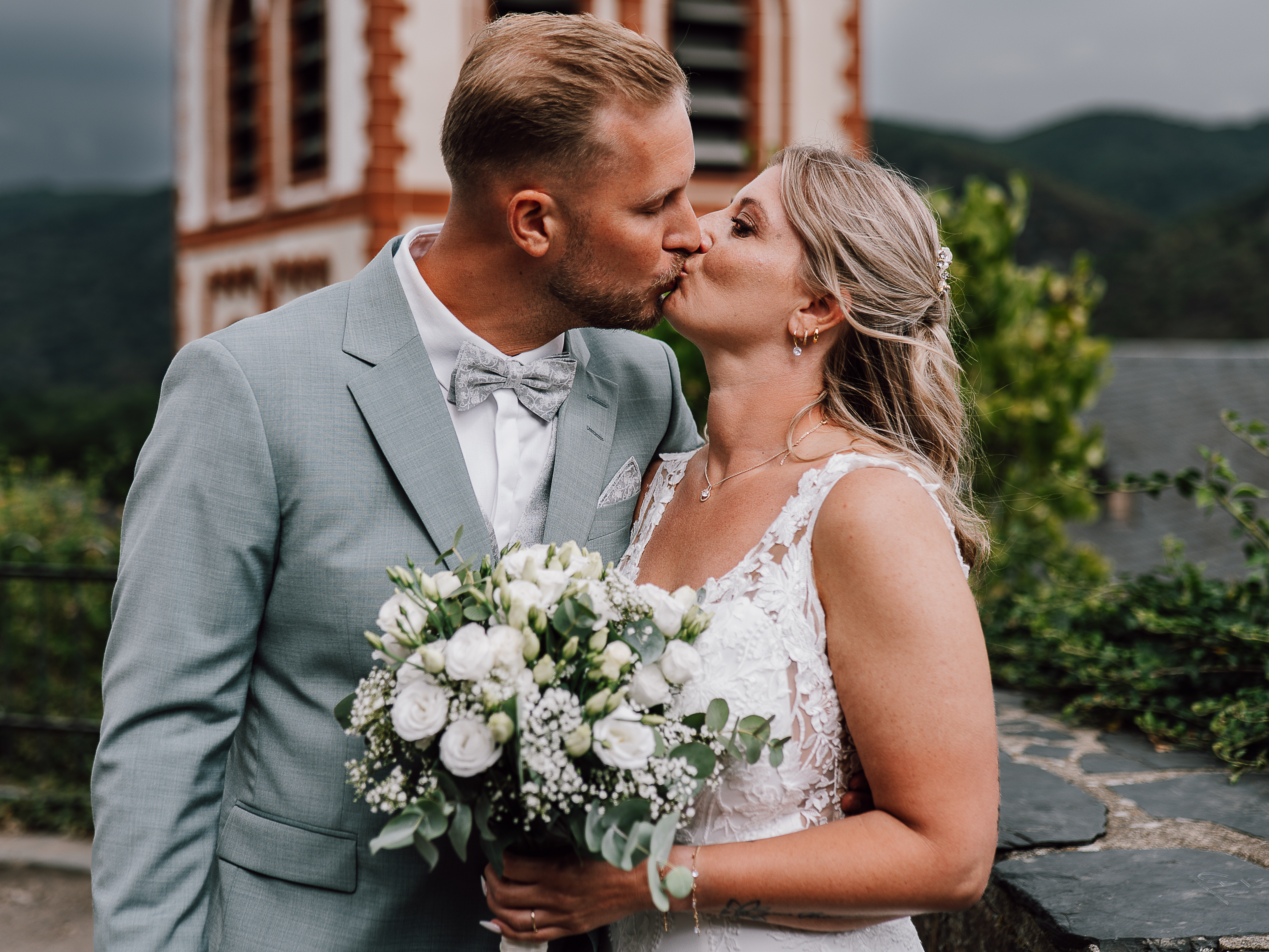 glückliches Brautpaar nach der Trauung, Hochzeitsfotografie Rheinland-Pfalz & Hessen
