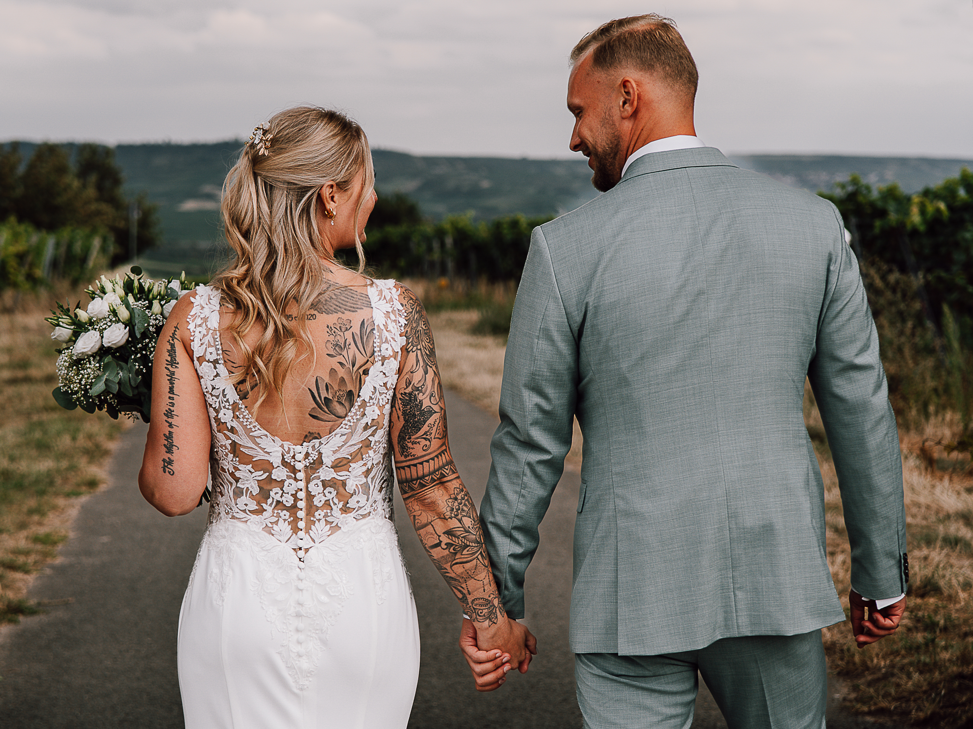 Brautpaarshooting nach Trauung in den Weinbergen