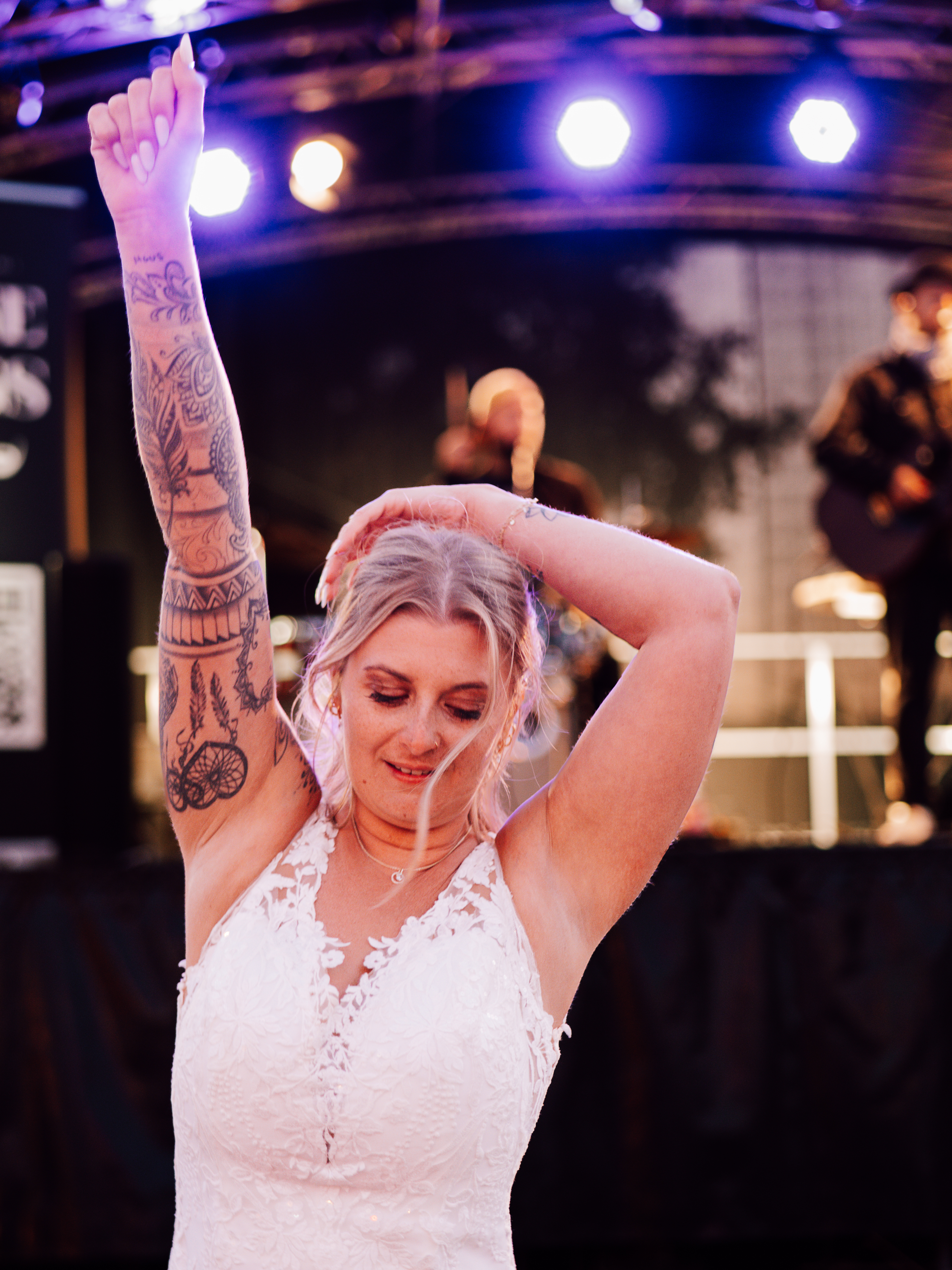 feiernde Braut vor Bühne, Hochzeitsreportage Rheinland-Pfalz