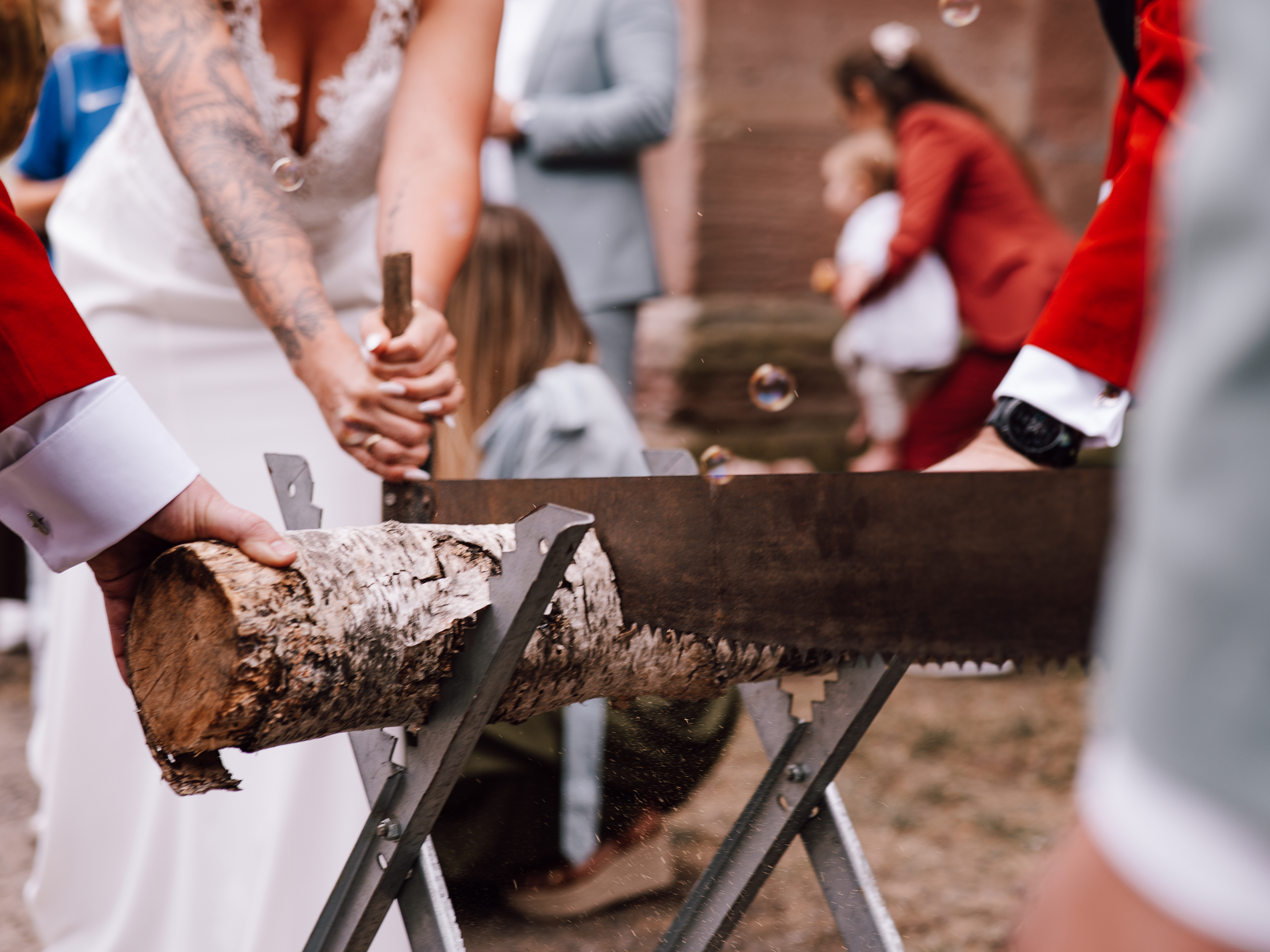 gemeinsames Hochzeitsspiel, Stamm wird durchgesägt, Hochzeitsreportage Rheinland-Pfalz